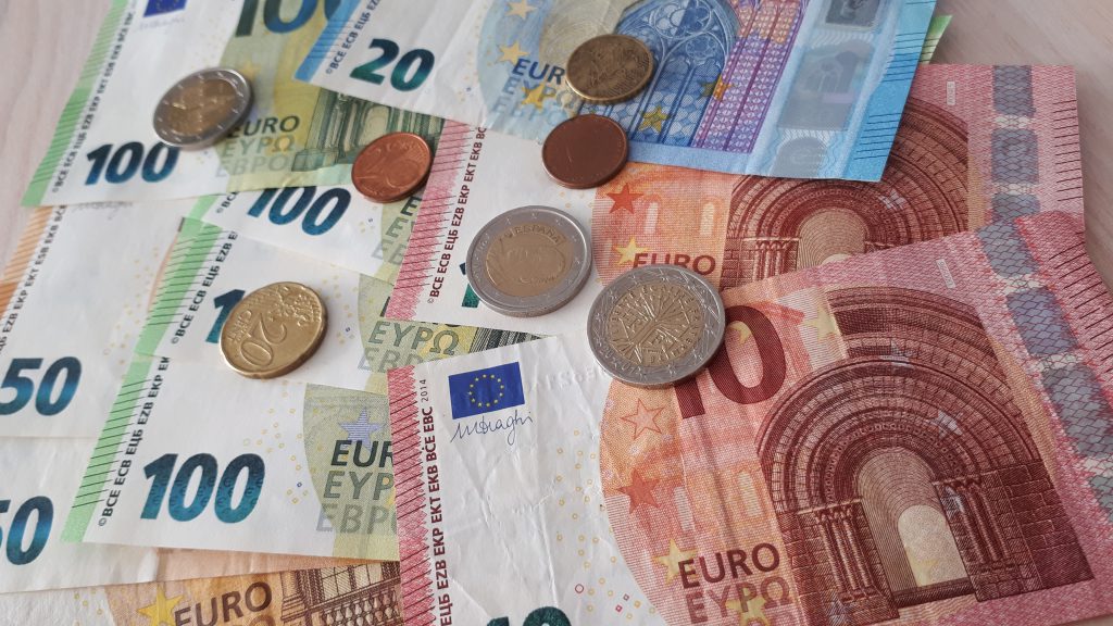 Euroscheine und Münzen in Euro