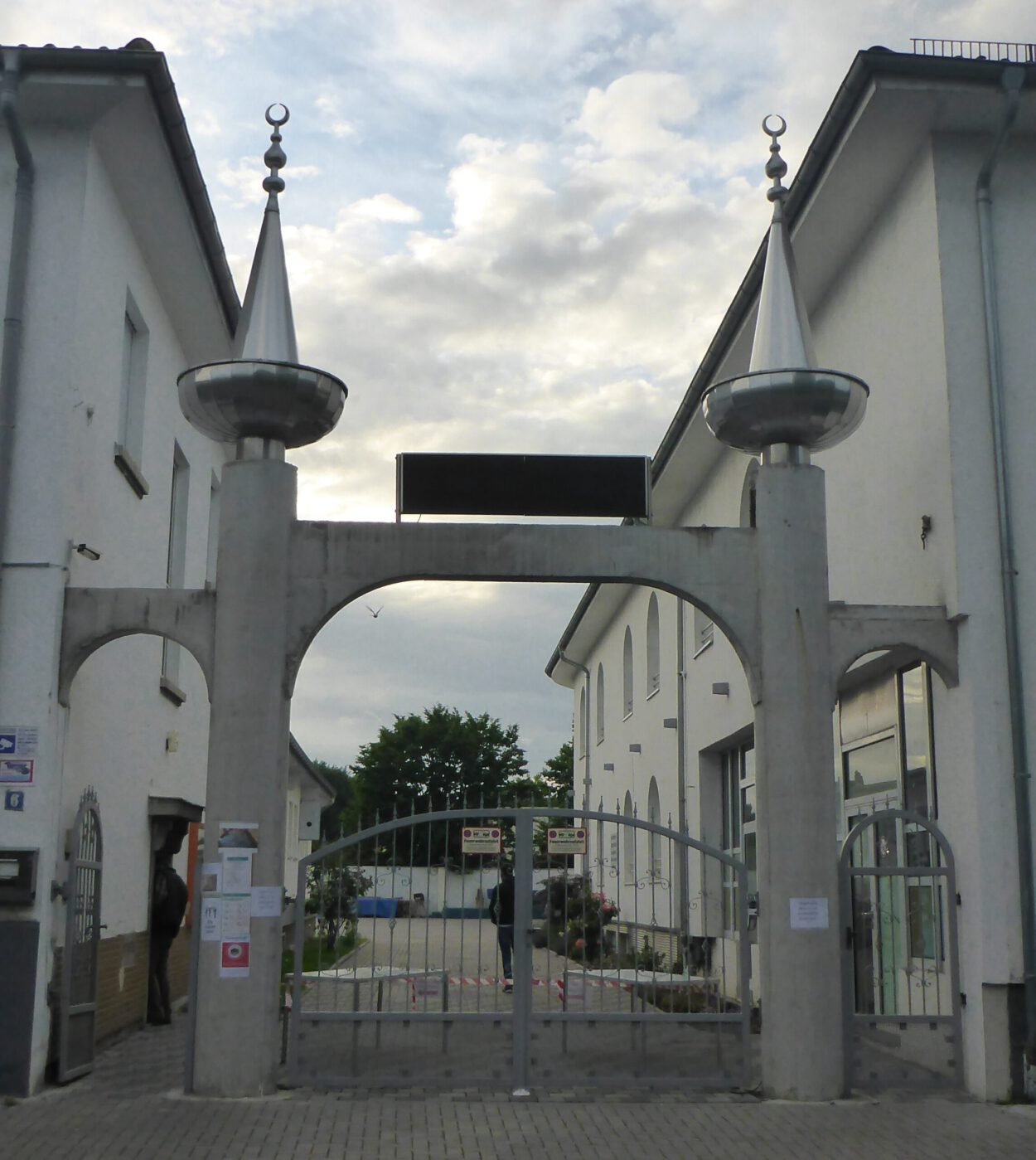 Eingangsportal der Alemi Islam Moschee in Lu/Rh.