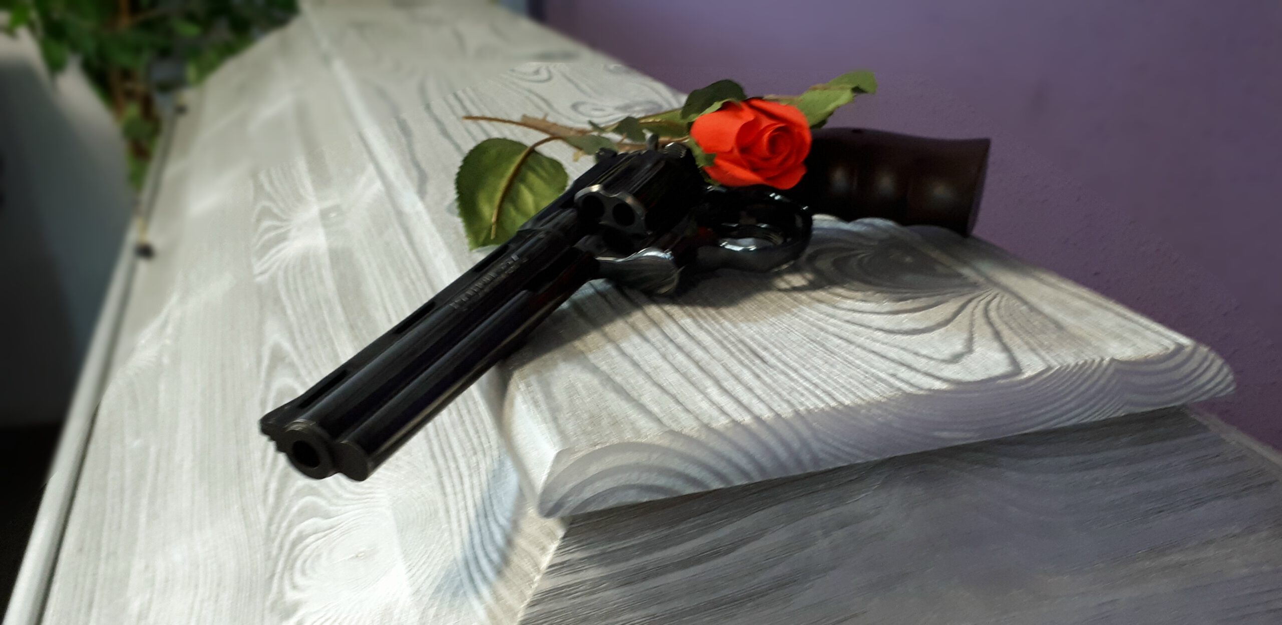 Kiefernsarg silber mit schwarzem Colt und roter Rose