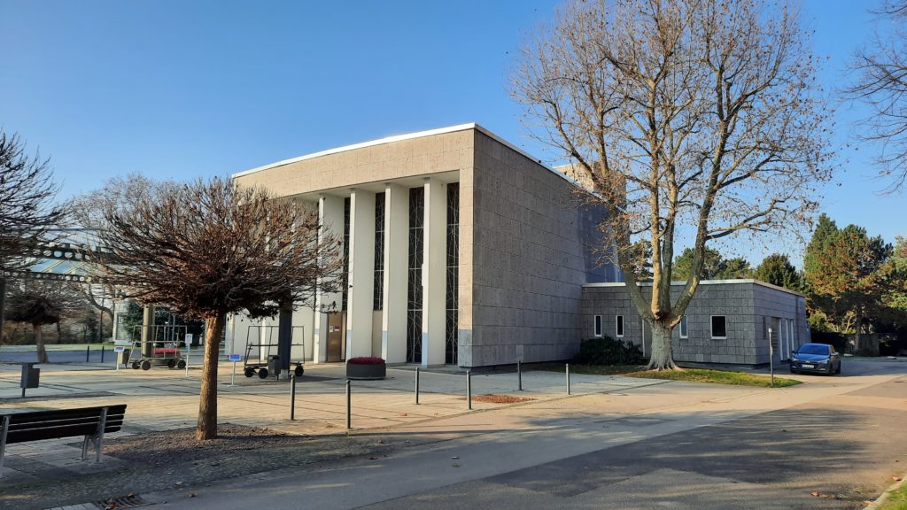 Trauerhalle des Hauptfriedhofs Ludwigshafen mit angegliedertem Krematorium.
