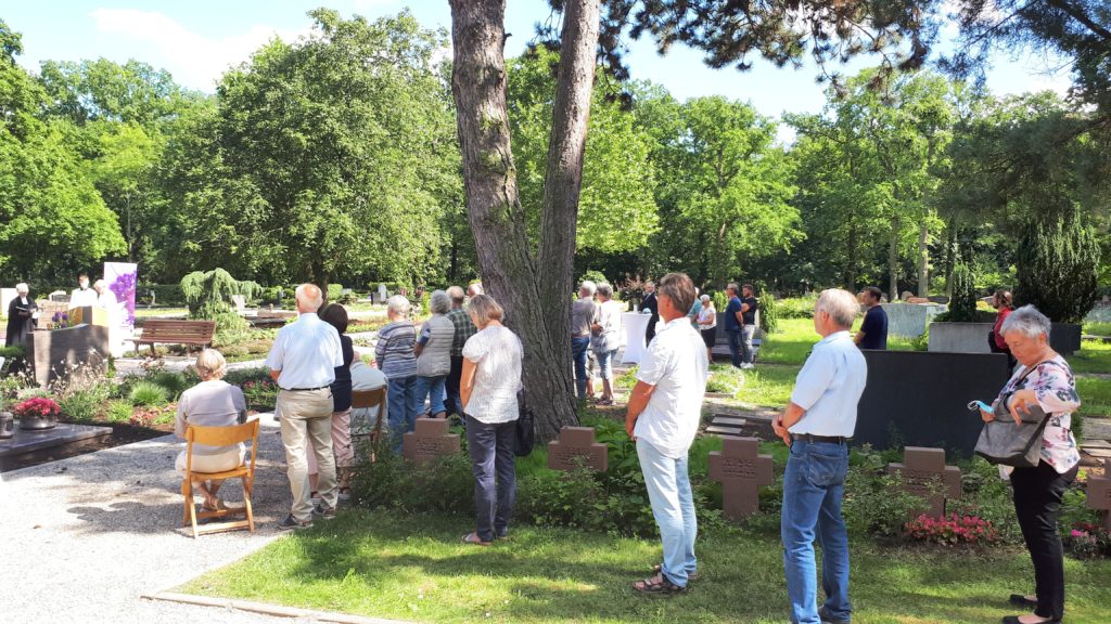 Besucher des Memoriam Garten Limburgerhof